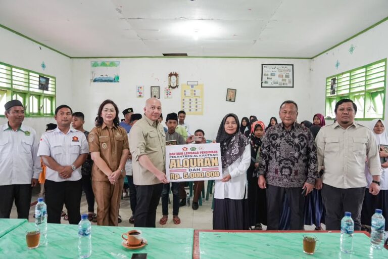 Didampingi Wakil Bupati Humbahas @yunitarebekamarbun, hadir langsung untuk menyerahkan bantuan (2)